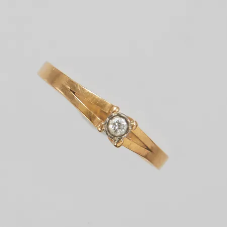 Ring, diamant 1 x ca 0,04ct, stl 16¾, bredd 2-4mm, 18K Vikt: 1,7 g