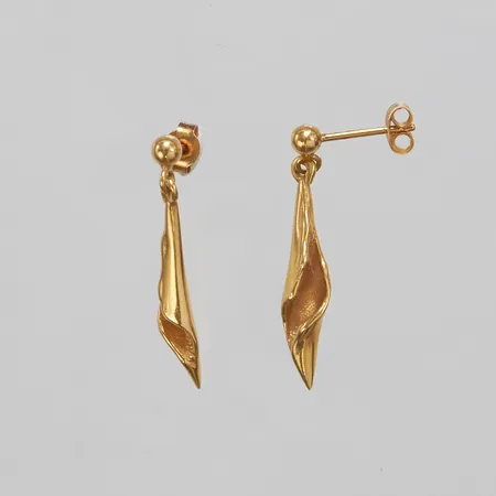 Ett par örhängen, längd ca 27mm, bredd 1-5mm, stift, omaka stoppers, 18K Vikt: 2,9 g