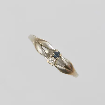 Ring, safir samt diamant 1 x ca 0,03ct, stl 17¼, bredd 1,5-4,5mm, vitguld, 18K Vikt: 2,3 g
