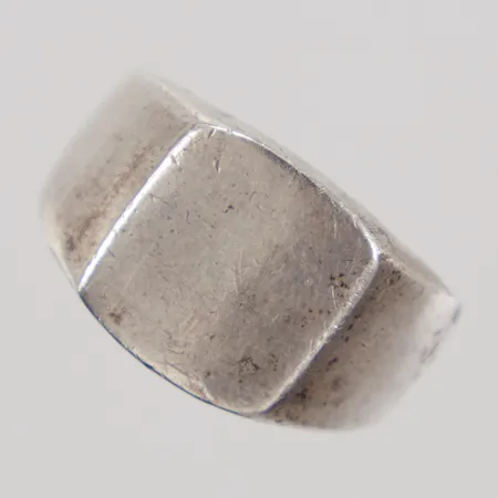 Klackring, stl: 17½, bredd: 5,3-13mm, skev skena, silver 925/1000 Vikt: 12,4 g