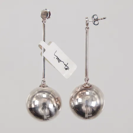  Ett par örhängen Efva Attling, Balls Long, längd ca 6cm, bredd ca 2cm, nypris: 2700kr, originaletui, 925/1000 silver Vikt: 13,4 g