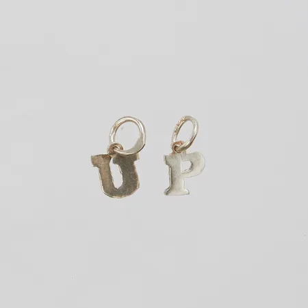 Två hängen bokstäver, längd ca 11mm inkl ögla, bredd 5-6mm, 925/1000 silver Vikt: 0,4 g