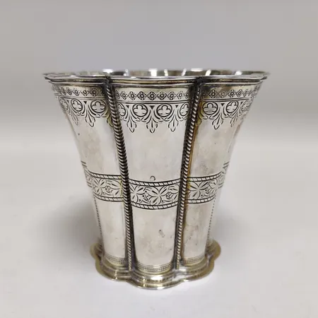 Margrethebägare, höjd 9,5cm, Ø 10,5cm Albing Danmark sterling, förgylld insida, 925/1000 silver Vikt: 251,2 g