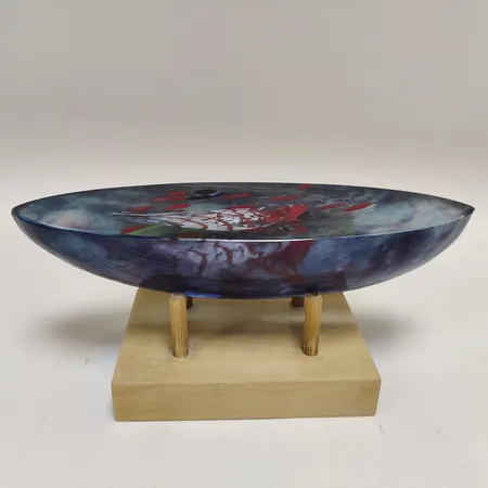 Glasskulptur, Båt av Bertil Vallien för Kosta Boda, längd ca 17,5cm, bredd 5,5cm, höjd 4cm, Atelier 949009/1000, träsockel, etikettmärkt, signerad.  Vikt: 0 g