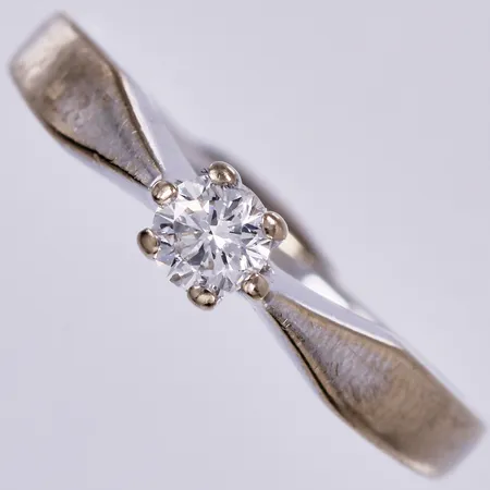 Ring vitguld med diamant ca 1x0,20ct, stl: 16¾, bredd: ca 2-4mm, behövs omrodiering, ostämplad, 18K Vikt: 3,6 g