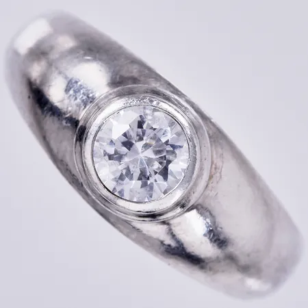 Ring med vit sten, stl: 17, bredd: 3-8mm, 925/1000, silver Vikt: 4,7 g