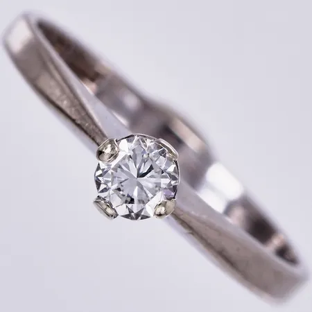 Ring vitguld med diamant ca 1x0,26ct, ca TW/VS2, enligt gravyr, stl: 17¾, bredd: ca 2-4mm, 18K Vikt: 2,8 g