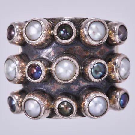 Ring med vita och färgade pärlor i plast, stl: 17½, bredd: ca 10-18mm, 925/1000 silver  Vikt: 15,8 g
