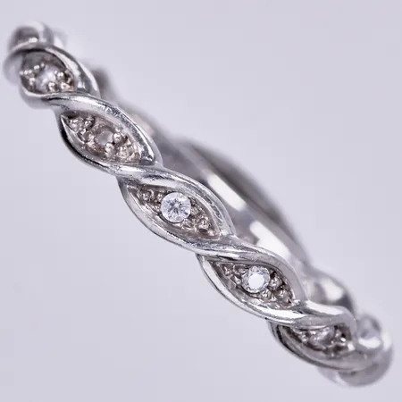Ring med vita stenar, stl: 18, bredd ca 2mm, GHA 925/1000 silver Vikt: 2 g