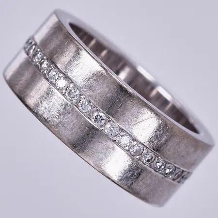 Ring vitguld med diamanter ca ca 42x0,01ct, Efva Attling, stl: 16, bredd: ca 8mm, gravyr, 18K Vikt: 12,9 g