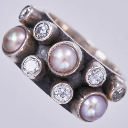 Ring med vita stenar och pärlor i plast, stl: 17, bredd: ca 10mm, 925/1000 silver  Vikt: 11,4 g