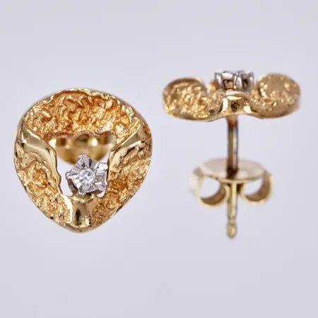Ett par örhängen med diamant ca 1x0,01ct vardera, Ø 10mm, 14K Vikt: 2,3 g