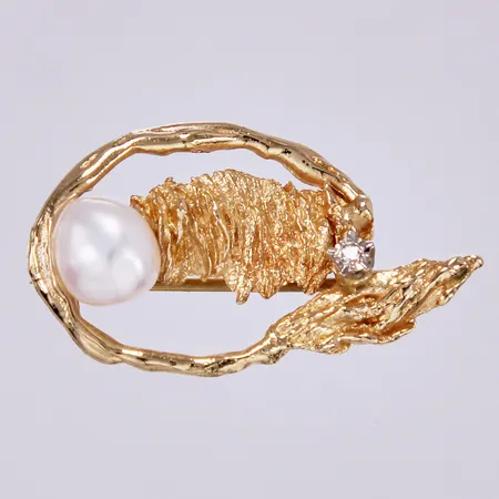 Brosch med odlad pärla & diamant ca 1x0,01ct, längd ca 32mm, 14K Vikt: 4,6 g