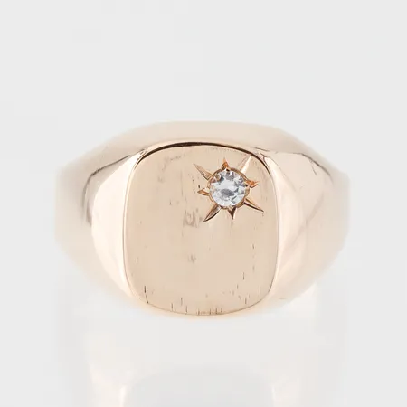 Klackring med vit sten, Segir AB Köping, repor/märken, storlek 20 ¼ mm, bredd 4.1-14 mm, 18k. Vikt: 5,6 g