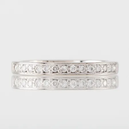 Ring med diamanter på totalt ca 0.15 ct enligt gravyr, Schalins, storlek 16 ¼ mm, bredd 2.5 mm, Vikt: 3,5 g