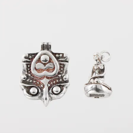 Hänge Kå-Ce Guldsmedja Stockholm, höjd 26 mm + hänge "Den lille havfrue", höjd 18 och 26 mm, silver. Vikt: 13 g