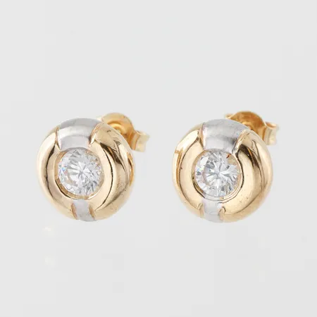 Örhängen paret med vita stenar, diameter ca 9.9 mm, 18k. Vikt: 3,2 g