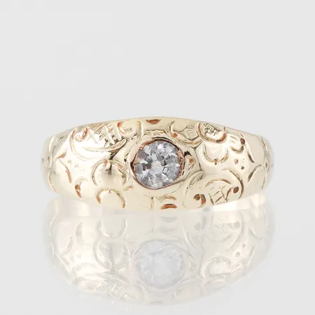 Ring mönstrad med vit sten, storlek 19 mm, bredd 3.2-8.3 mm, 14k. Vikt: 3,8 g