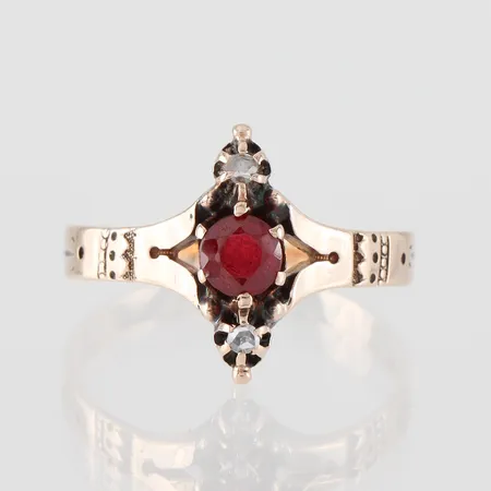 Ring med stenar, stl 18mm, bredd 2,5-14mm, 14k ostämplad Vikt: 2,3 g