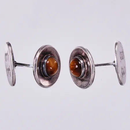 Ett par manschettknappar med tigeröga, Ø 1,6cm, K&Ec, Ceson Guldvaru Ab, år 1965, graverade, 830/1000 silver  Vikt: 12,6 g