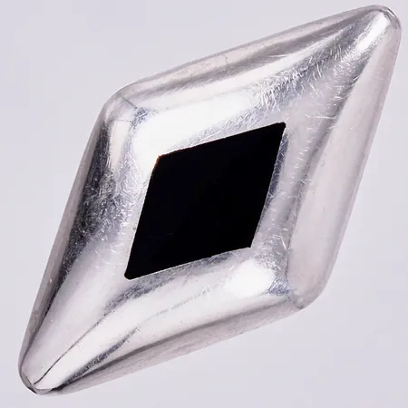 Ring med svart sten, stl: ca 19¼, bredd: ca 4-45mm, 925/1000 silver  Vikt: 8,3 g