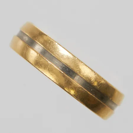 Ring, tvåfärgad, stl 18, bredd 5,5mm, 18K Vikt: 7,5 g