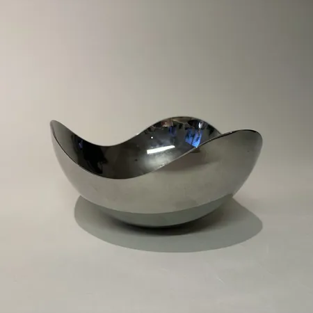 Skål Bloom, Helle Damkjær för Georg Jensen, Cobra, höjd ca 11cm, Ø25cm, polerat rostfritt stål, bruksrepor. Vikt: 0 g