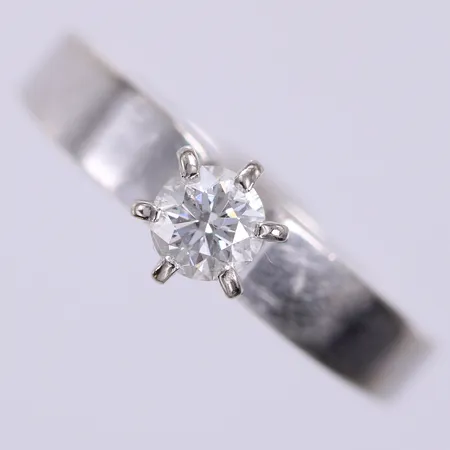 Ring vitguld med diamant ca 1x0,32ct, enligt gravyr, stl: 16, bredd: ca 2-6mm, gravyr, 14K Vikt: 4,7 g