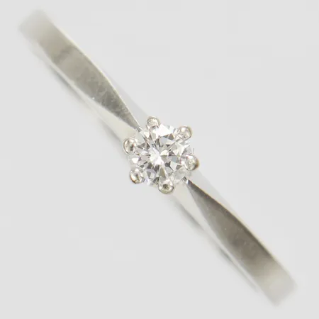 Ring, briljantslipad diamant 1 x ca 0,11ct, stl 18, bredd 1,5-4mm, vitguld, 18K Vikt: 2,1 g