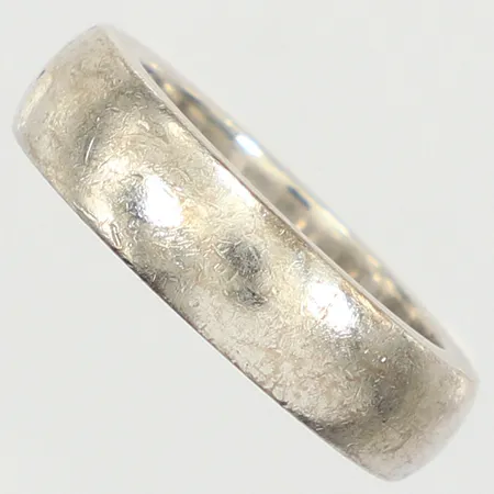 Ring slät, stl 17¾, bredd 6,1mm, vitguld, 18K  Vikt: 16,4 g