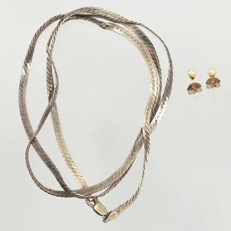 Ett par örhängen, pärlor, ett kedja, defekt, silver  Vikt: 12,7 g