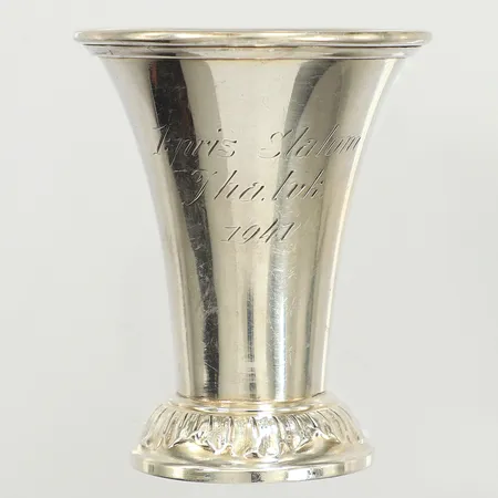 Pokal, längd 5,5cm, gravyr, silver  Vikt: 18,5 g