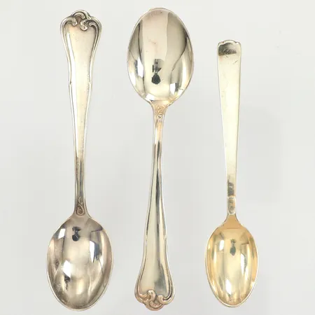 Tre skedar, längd 10-11cm, silver  Vikt: 33,6 g