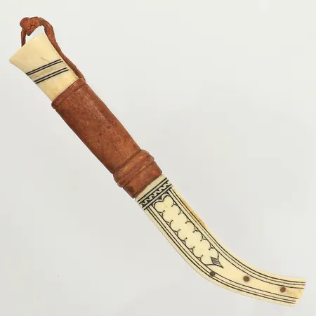 Samekniv, längd ca 14cm, dekorerad slida i läder och ben, skaft av ben, bladets längd 6cm. 