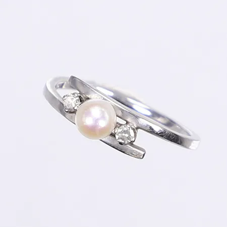 Ring med diamanter 2x ca 0,01 samt odlad sötvattenpärla, stl 16½, bredd 1-4mm, tillv. Ceson 1963 Göteborg, vitguld 18K