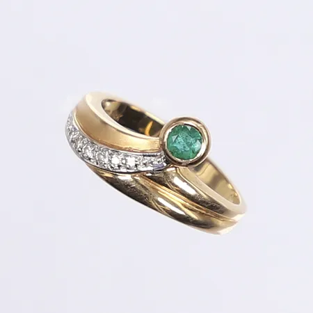 Ring med diamanter totalt 0,07ctv enl. gravyr samt grön sten troligen smaragd, stl 16¾, bredd 2-11mm, 18K Vikt: 4,6 g
