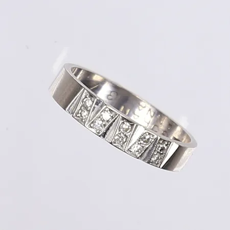 Ring med diamanter 10x ca 0,01ct, stl 17¾, bredd 4mm, gravyr, vitguld 18K Vikt: 3,7 g