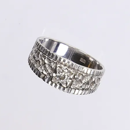 Ring med diamant 1x ca 0,08ct, hamrad dekor, stl 17½, bredd 4-8mm, vitguld 18K Vikt: 4,6 g