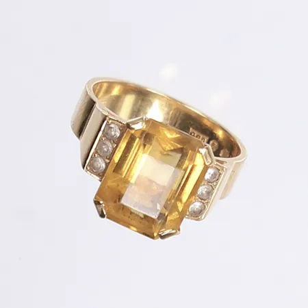 Ring med gulbrun sten troligen citrin samt vita stenar, stl 17¾, bredd 5-12mm, gravyr, 18K Vikt: 6,8 g