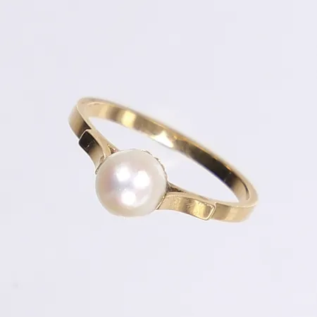 Ring med pärla, stl 18, bredd 2-6mm, 18K Vikt: 2,8 g