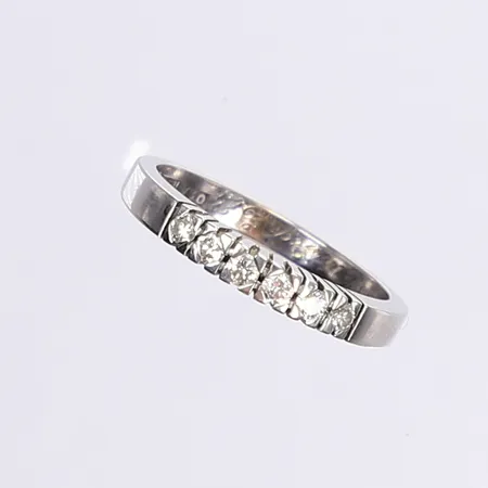 Ring med diamanter tot 0,24ct enligt gravyr, stl 18, bredd 3mm, vitguld, gravyr, 18K Vikt: 4,3 g