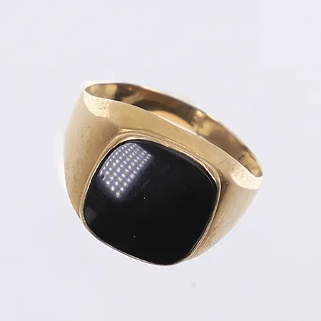 Ring med svart sten, stl 19¾, bredd 3-14mm, ojämn skena, 18K Bruttovikt: 4,3g Vikt: 4,3 g
