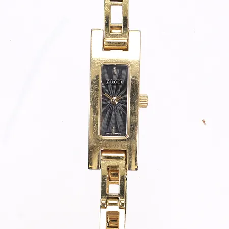 Damur Gucci 3900L, Ø12mm, höjd inkl bandhorn 34mm, quartz, gulmetall, serienummer 0261946, texturerad urtavla liknande guilloché, armband gulmetall längd inkl. boett 17,5cm, bruksslitage, går ej troligen batteribyte Vikt: 0 g