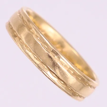 Ring, stl 17¾, bredd 5mm, Schalin, gravyr. 18K Vikt: 5,7 g