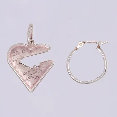Ett örhänge, en berlock, bucklor, gravyr, saknar del, 925/1000 silver  Vikt: 1,6 g