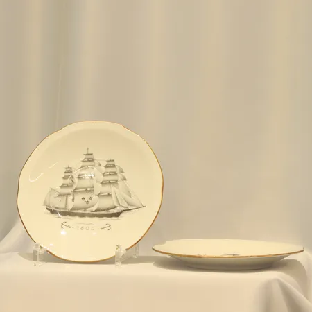 2st Assietter Rörstrand med skeppsmotiv märkt 572 samt 571, omkring 1900-talets mitt, liknande gjordes för Svenska Amerika-linjen  Vikt: 0 g Skickas med postpaket.