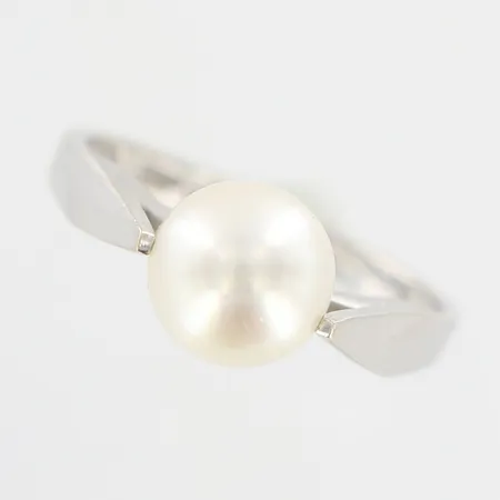 Ring med odlad pärla, Stigbert, stl 16¼, bredd 2-7mm, vitguld, 18K Vikt: 2,7 g