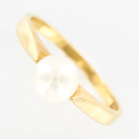 Ring med pärla, stl 16¾, bredd ca 2,5mm, 18K Vikt: 2,3 g