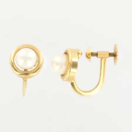 Ett par örhängen med odlade pärlor Ø4,5mm, 12x7,5mm, Guldvaruhuset Aktiebolag, Stockholm 1958, skruv, 18K   Vikt: 1,9 g