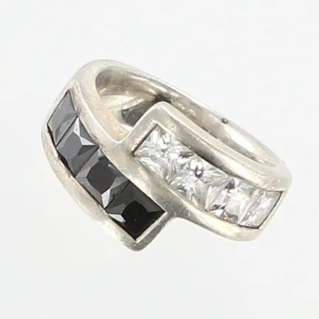 Ring GHA med vita och svarta stenar, stl: 16½, bredd: 5-13mm, silver 925/1000 Vikt: 8,3 g